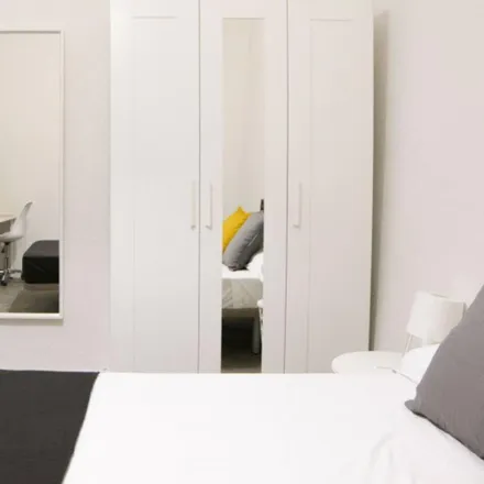 Rent this 5 bed room on Calle de Noviciado in 18, 28015 Madrid