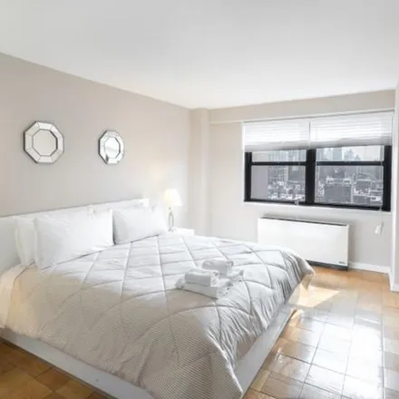 Image 4 - 242 East 87th Street, New York, NY 10028, USA - Apartment for rent