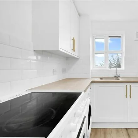 Image 2 - 5 Taunton Drive, London, N2 8JD, United Kingdom - Room for rent