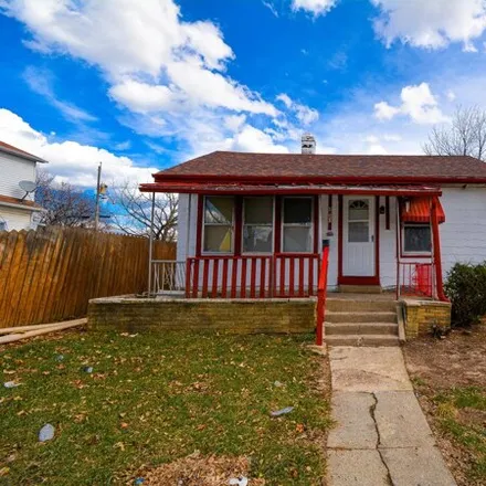 Buy this 2 bed house on 4830 N 39th St in Milwaukee, Wisconsin