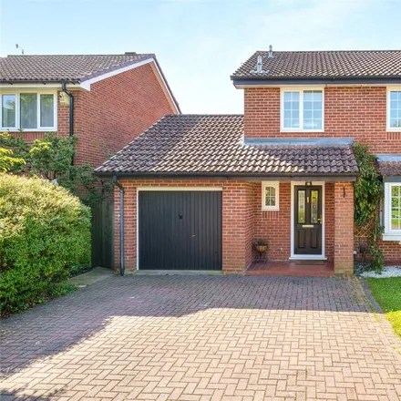 Rent this 3 bed house on Wiggett Grove in Binfield, RG42 4DY