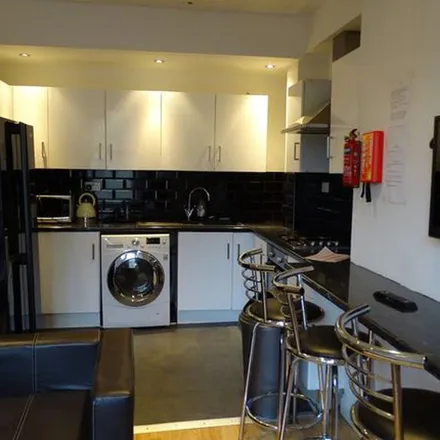 Rent this 6 bed townhouse on Simonside Terrace in Newcastle upon Tyne, NE6 5JX