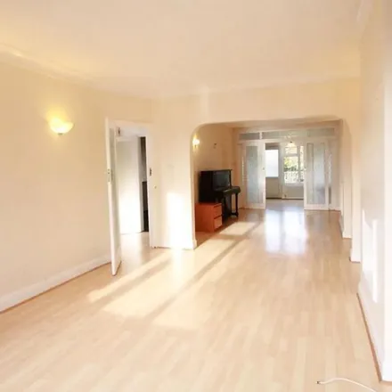 Rent this 3 bed apartment on Shamrock Way in London, N14 5JJ