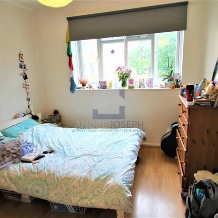 Image 4 - 90 Weir Road, London, SW12 0NB, United Kingdom - Apartment for rent