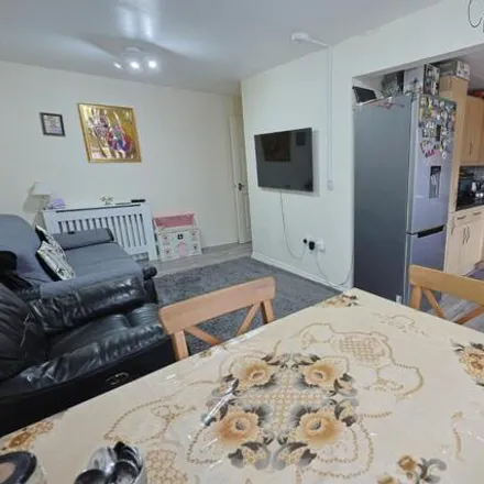 Image 4 - unnamed road, London, HA8 5RB, United Kingdom - Apartment for sale