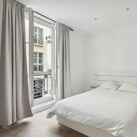 Rent this 2 bed apartment on Direction Régionale des Finances Publiques d'Île-de-France et de Paris - Site Notre-Dame des Victoires in Rue Notre-Dame-des-Victoires, 75002 Paris