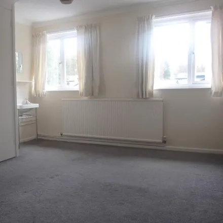 Image 7 - Epsom Close, Camberley, GU15 4LT, United Kingdom - Townhouse for rent