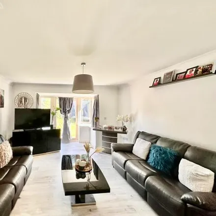 Image 3 - Martindale Close, Middlecroft, S43 3TY, United Kingdom - Townhouse for sale