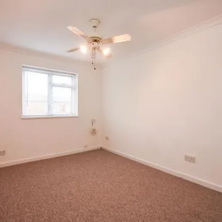 Image 6 - Southend Arterial Road, North Benfleet, SS12 9JD, United Kingdom - Apartment for rent