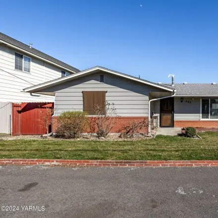 Image 3 - 323 South 32nd Avenue, Yakima, WA 98902, USA - House for sale