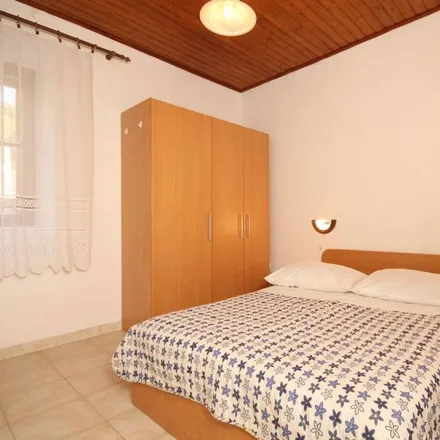 Rent this 1 bed apartment on Croatia osiguranje in Šetalište Stara Issa, 21480 Grad Vis