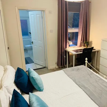 Rent this 1 bed room on George Road in Guildford, GU1 4NR