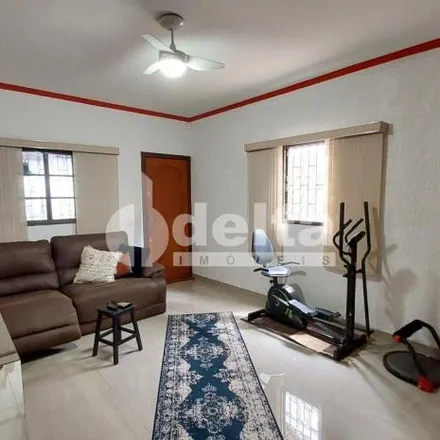 Buy this 3 bed house on Avenida Francisco Ribeiro in Segismundo Pereira, Uberlândia - MG