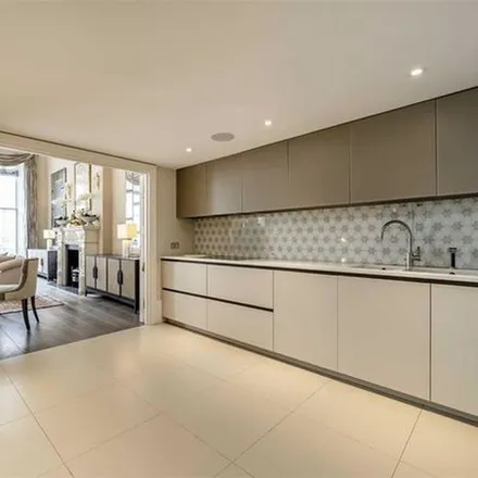 Rent this 3 bed apartment on Porchester Gardens in London, W2 3LD