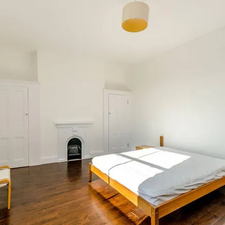 Image 3 - Woodside, London, SW19 7AY, United Kingdom - Apartment for rent