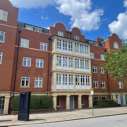 Rent this 3 bed apartment on 951 High Road in London, N12 9RX