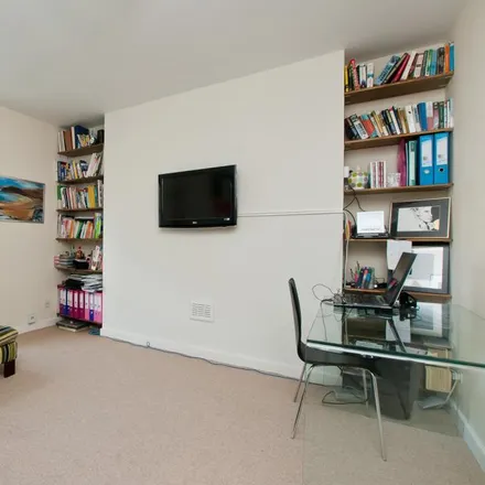 Rent this 1 bed apartment on Killick Street in London, N1 9BD