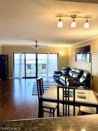 Image 1 - Sunset Vista Condominiums, 1901 Clifford Street, Fort Myers, FL 33901, USA - Condo for sale