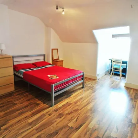 Rent this 7 bed room on Hornsey Park Road in London, N8 0JY