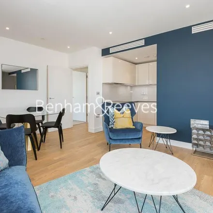 Image 6 - Wandsworth Road, London, SW8 2FW, United Kingdom - Apartment for rent