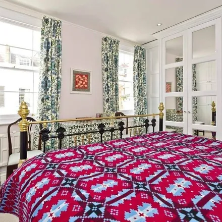 Rent this 3 bed townhouse on London in SW3 4DL, United Kingdom