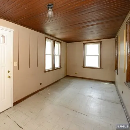 Image 3 - 30 8th Street, West View, Ridgefield Park, NJ 07660, USA - House for sale