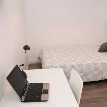 Rent this 6 bed room on Calle de la Cava Alta in 15, 28005 Madrid