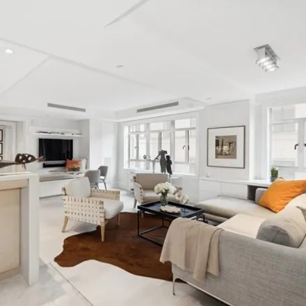 Image 3 - 18 East 62nd Street, New York, NY 10065, USA - Condo for sale