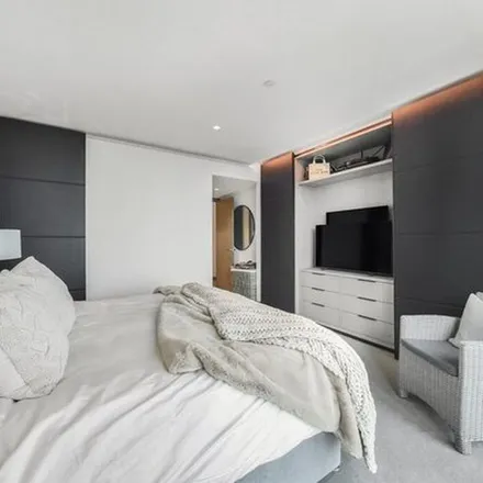 Rent this 3 bed apartment on One Blackfriars Tower in 1 Blackfriars Road, Bankside