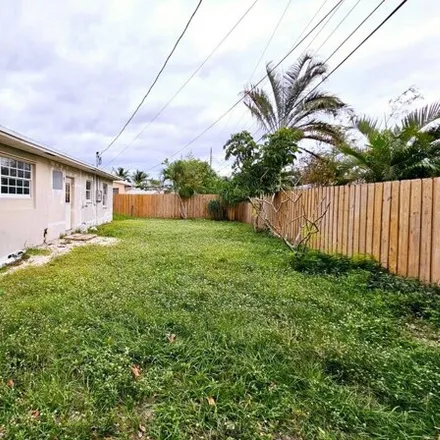 Image 2 - 1592 Northeast 31st Street, Cresthaven, Pompano Beach, FL 33064, USA - House for sale