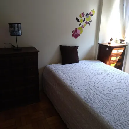 Rent this 3 bed room on Salão Glória in Rua do Moreira, 4000-099 Porto