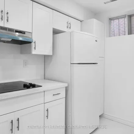 Image 2 - 94 Charlton Boulevard, Toronto, ON M2N 2J2, Canada - Apartment for rent