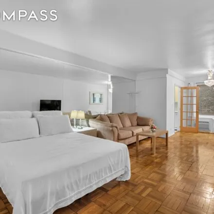 Image 2 - 225 East 46th Street, New York, NY 10017, USA - Condo for sale