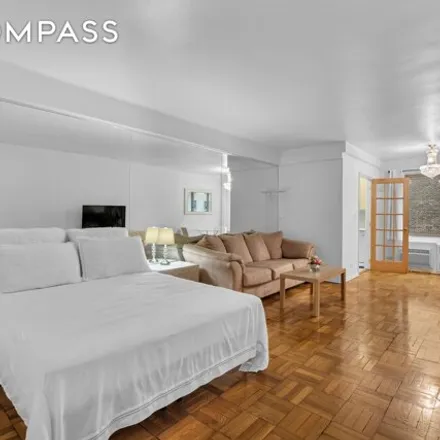 Image 2 - 225 E 46th St Apt 4k, New York, 10017 - Condo for sale