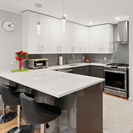 Image 3 - 59-14 74th Street, New York, NY 11378, USA - Townhouse for sale