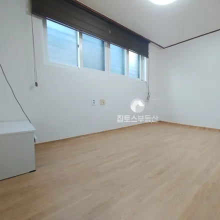 Rent this studio apartment on 서울특별시 송파구 잠실동 204-2