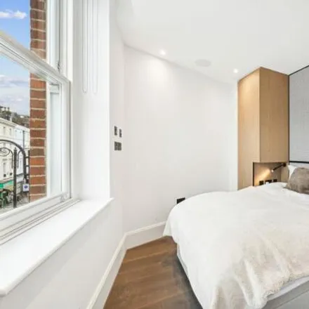 Rent this 1 bed room on 16 Cresswell Gardens in London, SW5 0BQ