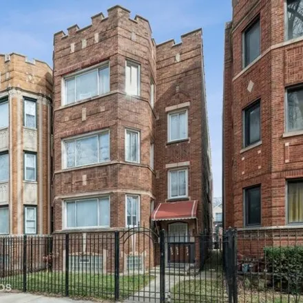 Rent this 3 bed condo on 7651 South Kingston Avenue in Chicago, IL 60617