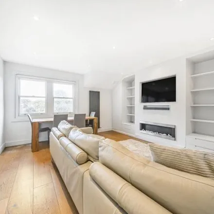Rent this 4 bed apartment on Bikehangar 1524 in Oakdale Road, London