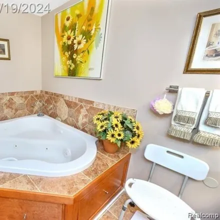 Image 4 - 7326 Creekview, West Bloomfield Charter Township, MI 48322, USA - Condo for sale