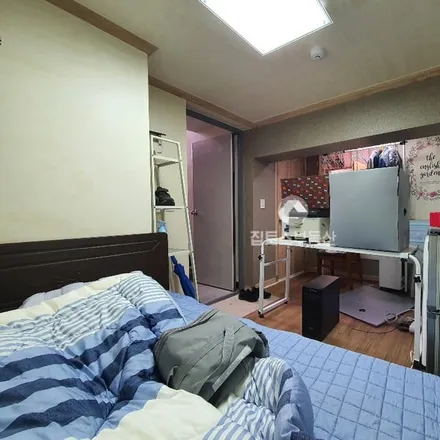 Rent this studio apartment on 서울특별시 송파구 삼전동 115-10