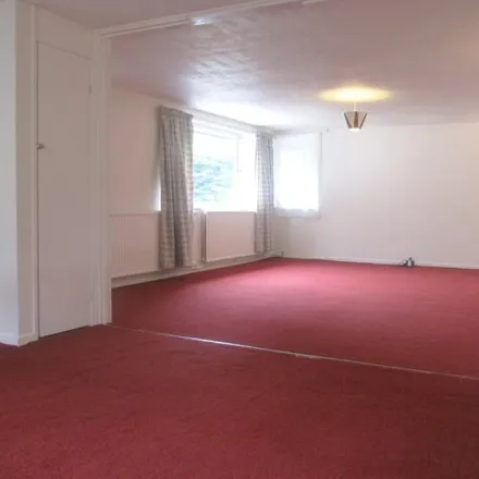 Image 3 - Epsom Close, Camberley, GU15 4LT, United Kingdom - Townhouse for rent