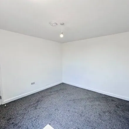 Image 3 - Denshaw Road, Delph, OL3 5DJ, United Kingdom - Apartment for rent