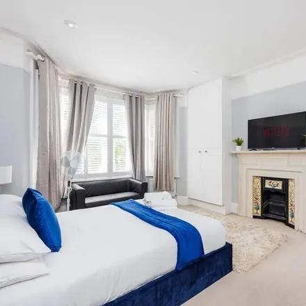 Rent this 6 bed house on London in W3 9LP, United Kingdom