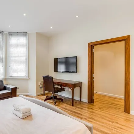 Rent this 3 bed apartment on London in W8 6QH, United Kingdom