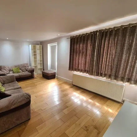Image 6 - unnamed road, Broadfields, London, HA8 8FX, United Kingdom - House for rent
