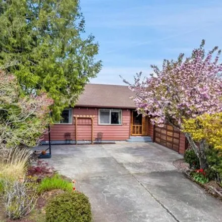 Buy this 5 bed house on 435 Greenacre Drive Northwest in Salem, OR 97304