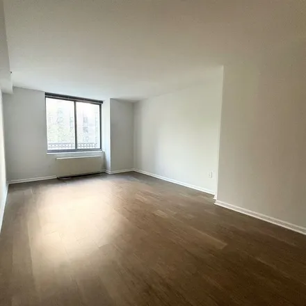 Image 3 - Middle School 114, 331 East 91st Street, New York, NY 10128, USA - Apartment for rent