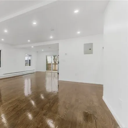 Image 6 - 94-54 201st Street, New York, NY 11423, USA - House for sale