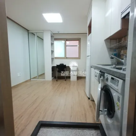 Rent this studio apartment on 서울특별시 관악구 봉천동 95-14